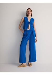 Reserved - Gładkie spodnie - niebieski. Kolor: niebieski. Materiał: tkanina. Wzór: gładki #1