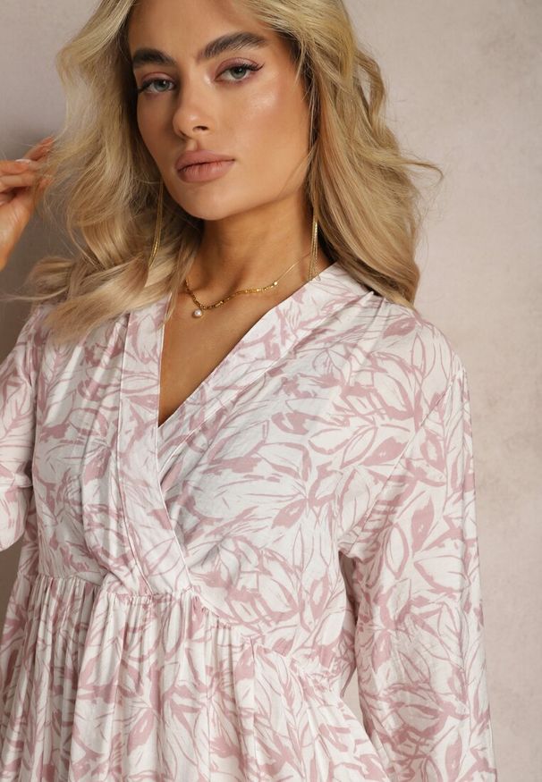 Renee - Różowo-Biała Kopertowa Sukienka Mini z Falbanką i Ozdobnym Printem Oletia. Kolor: różowy. Materiał: materiał. Długość rękawa: długi rękaw. Wzór: nadruk. Typ sukienki: kopertowe. Długość: mini