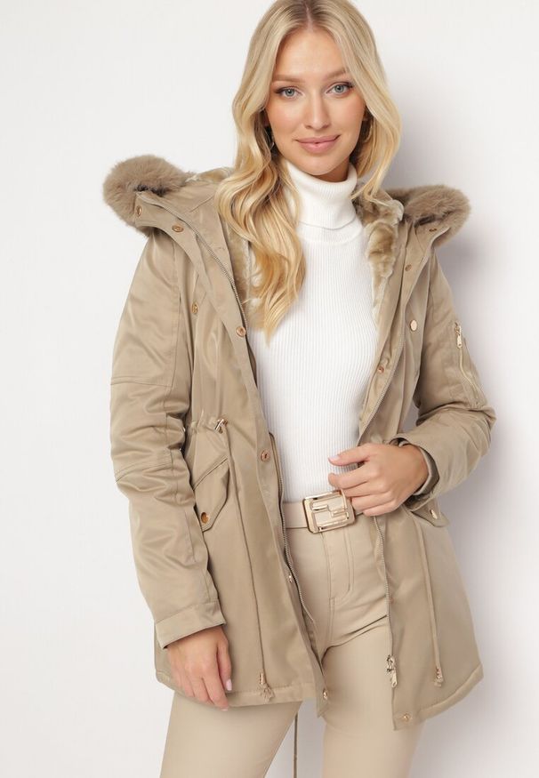 Born2be - Beżowa Kurtka Parka ze Ściągaczem i Kapturem z Futerkiem Kathateia. Okazja: na co dzień. Kolor: beżowy. Materiał: futro. Długość rękawa: długi rękaw. Długość: długie. Styl: klasyczny, casual, elegancki