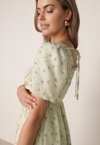 Born2be - Zielona Sukienka w Kwiaty z Tencelu o Rozkloszowanym Fasonie z Bufiastymi Rękawami Viviare. Okazja: do pracy, na co dzień. Kolor: zielony. Materiał: tkanina. Wzór: kwiaty. Typ sukienki: proste, rozkloszowane. Styl: elegancki, casual #7