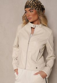 Renee - Jasnobeżowa Kurtka w Stylu Ramoneski Ozdobiona Tłoczeniem i Paskami Mirizola. Okazja: na co dzień. Kolor: beżowy. Materiał: jeans. Wzór: aplikacja. Styl: wizytowy, casual, elegancki, rockowy