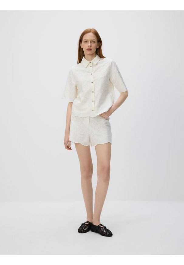 Reserved - Szorty z haftem - złamana biel. Materiał: len, wiskoza. Wzór: haft