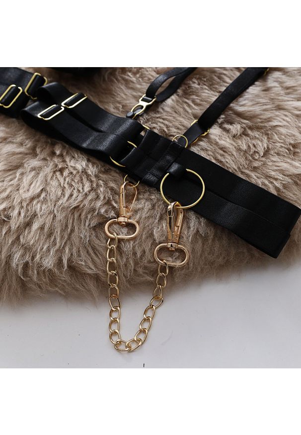 Intica - Zestaw bielizny z odważnymi detalami na romantyczne wieczory Jevgenija. Kolor: czerwony. Materiał: skóra, materiał. Długość: długie