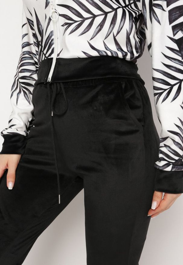Born2be - Czarny Komplet Dresowy z Weluru Bluza z Kapturem z Ozdobnym Wzorem i Spodnie Grouvia. Kolor: czarny. Materiał: welur, dresówka
