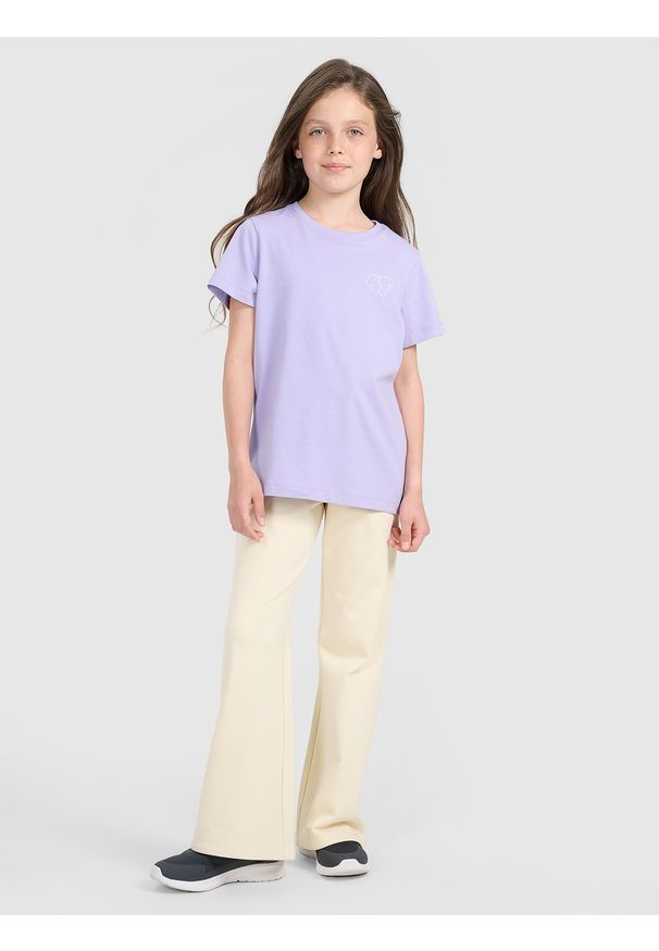 4f - 4F Spodnie dresowe z szerokimi nogawkami dziewczęce - beżowe 140 (9-10 lat). Okazja: na co dzień. Kolor: beżowy. Materiał: dresówka. Wzór: gładki, ze splotem. Sezon: lato. Styl: młodzieżowy, casual, sportowy