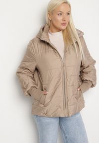 Born2be - Beżowa Pikowana Kurtka o Prostym Kroju z Kapturem Tulorisa. Okazja: na co dzień, na spacer. Typ kołnierza: kaptur. Kolekcja: plus size. Kolor: beżowy. Materiał: jeans. Wzór: aplikacja. Styl: klasyczny, casual, elegancki