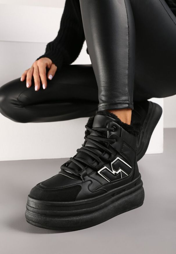Renee - Czarne Sznurowane Sneakersy na Tłoczonej Platformie Ozdobione z Boku Aplikacją Neathalie. Okazja: na co dzień. Nosek buta: okrągły. Zapięcie: sznurówki, zamek. Kolor: czarny. Wzór: aplikacja. Materiał: futro, jeans. Sezon: zima. Obcas: na platformie. Wysokość obcasa: średni, niski