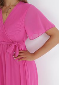 Born2be - Fuksjowa Kopertowa Sukienka z Gumką w Pasie i Plisowaną Górą Davitri. Kolor: różowy. Materiał: materiał. Długość rękawa: krótki rękaw. Typ sukienki: kopertowe. Długość: maxi #5