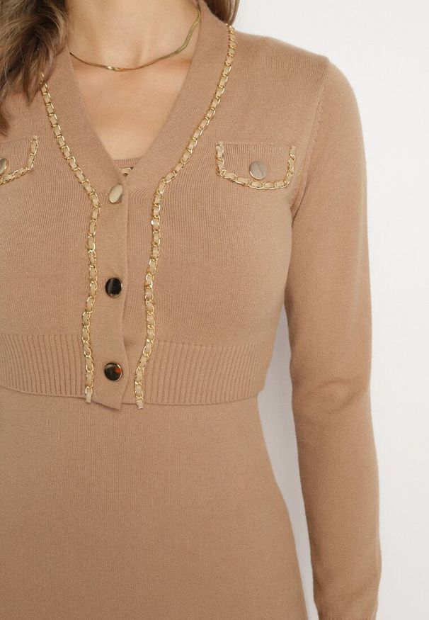 Born2be - Ciemnobeżowy Elegancki Komplet z Dzianiny z Wiskozą Sukienka i Kardigan z Ozdobnym Łańcuszkiem Vaioraen. Kolor: beżowy. Materiał: dzianina, wiskoza