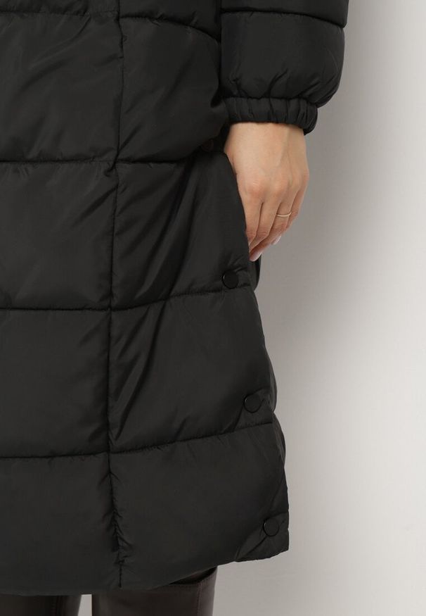 Born2be - Czarna Kurtka Pikowana Mocno Ocieplana z Odpinanym Kapturem i Napami u Dołu Vorira. Okazja: na co dzień. Kolor: czarny. Materiał: jeans, polar. Długość rękawa: długi rękaw. Długość: długie. Styl: klasyczny, elegancki, casual