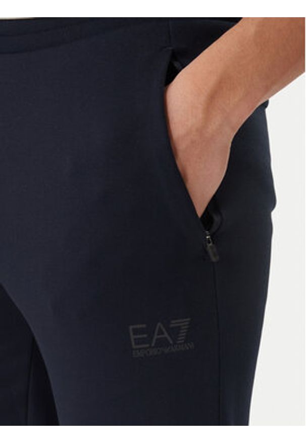 EA7 Emporio Armani Dres 7M001601 AF20845 UB102 Granatowy Regular Fit. Kolor: niebieski. Materiał: bawełna