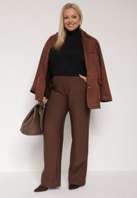 Born2be - Brązowe Spodnie z Bawełną o Szerokim Kroju z Wysokim Stanem Danniva. Okazja: do pracy, na co dzień, na spotkanie biznesowe. Stan: podwyższony. Kolekcja: plus size. Kolor: brązowy. Materiał: bawełna. Sezon: jesień. Styl: klasyczny, casual, elegancki, biznesowy #4
