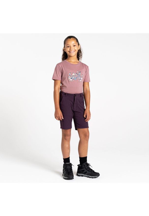 DARE 2B - Krótkie spodenki dla dzieci. Okazja: na spacer. Kolor: fioletowy. Materiał: nylon. Długość: krótkie. Styl: sportowy. Sport: turystyka piesza