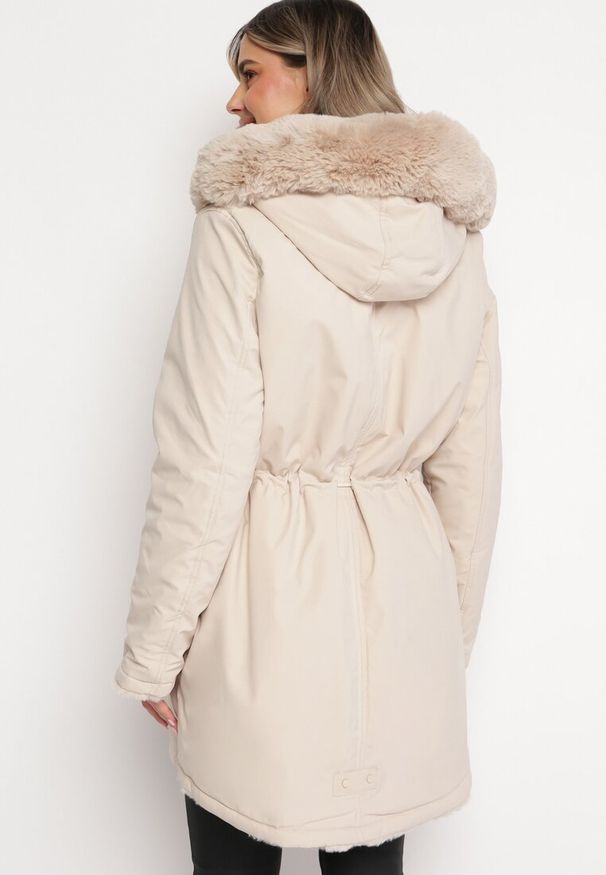 Born2be - Jasnobeżowa Kurtka z Kapturem i Ozdobnym Futerkiem Lutiena. Typ kołnierza: kaptur. Kolor: beżowy. Materiał: futro