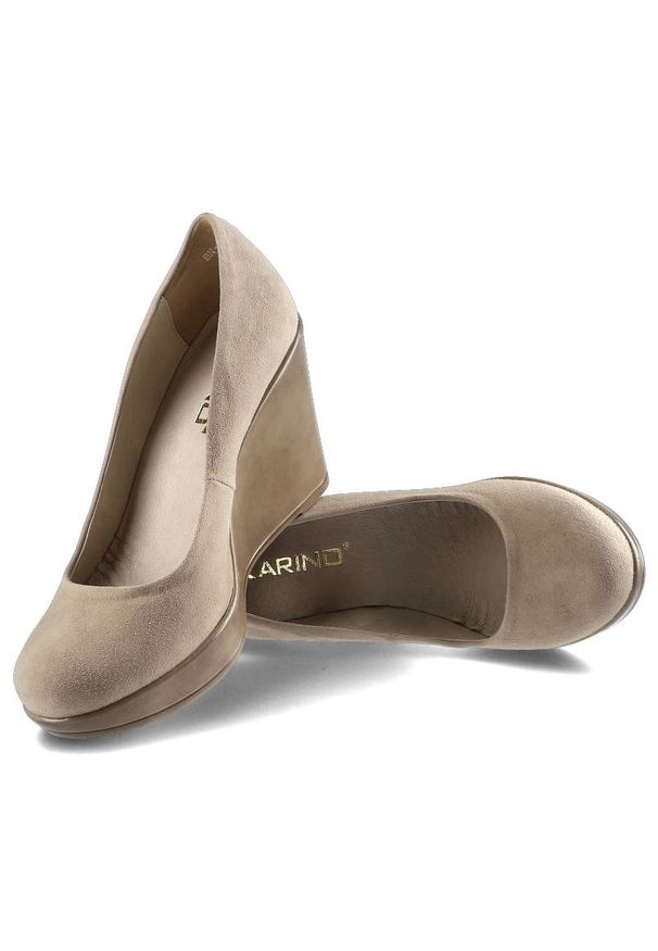 Beżowe Czółenka Karino Damskie Półbuty Na Koturnie. Okazja: na co dzień, do pracy, na spotkanie biznesowe. Zapięcie: bez zapięcia. Kolor: beżowy. Materiał: skóra, welur, zamsz. Szerokość cholewki: normalna. Wzór: jednolity. Obcas: na koturnie. Styl: biznesowy, klasyczny, casual, elegancki