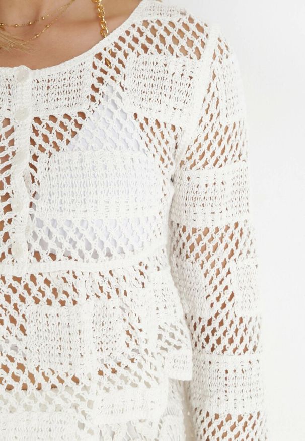 Born2be - Biała Szydełkowa Bluzka z Falbanką z Bawełny Hokna. Kolor: biały. Materiał: bawełna. Długość rękawa: długi rękaw. Długość: długie. Wzór: aplikacja