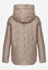 Born2be - Brązowa Przejściowa Kurtka Pikowana z Kapturem i Kieszeniami Sazia. Okazja: na co dzień. Typ kołnierza: kaptur. Kolor: brązowy. Materiał: poliester, jeans. Styl: casual, sportowy #5