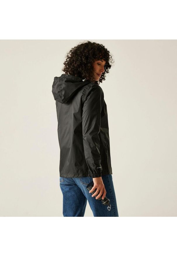 Regatta - Kurtka trekkingowa damska Pack It Jacket III kieszonkowa przeciwdeszczowa. Kolor: czarny. Materiał: softshell. Sport: turystyka piesza
