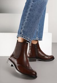 Renee - Brązowe Botki Sztyblety w Klasycznym Stylu Zdobione Przeszyciem z Perforacją Calchea. Kolor: brązowy. Materiał: jeans. Wzór: aplikacja. Styl: klasyczny #6