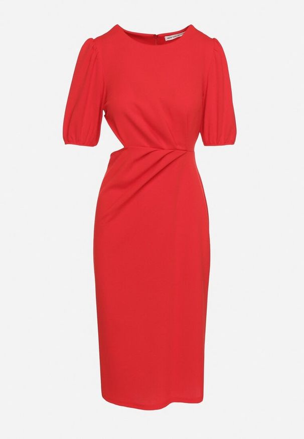 Born2be - Czerwona Sukienka o Dopasowanym Kroju z Marszczeniem i Wycięciem w Talii Desannia. Okazja: na co dzień. Kolor: czerwony. Długość rękawa: krótki rękaw. Typ sukienki: dopasowane. Styl: casual, klasyczny