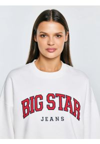 Big-Star - Bluza damska z logo BIG STAR biała Rubena 100. Okazja: na co dzień. Kolor: biały. Materiał: dresówka, materiał, dzianina, jeans, skóra. Długość rękawa: długi rękaw. Długość: długie. Wzór: aplikacja. Styl: klasyczny, casual, sportowy #3