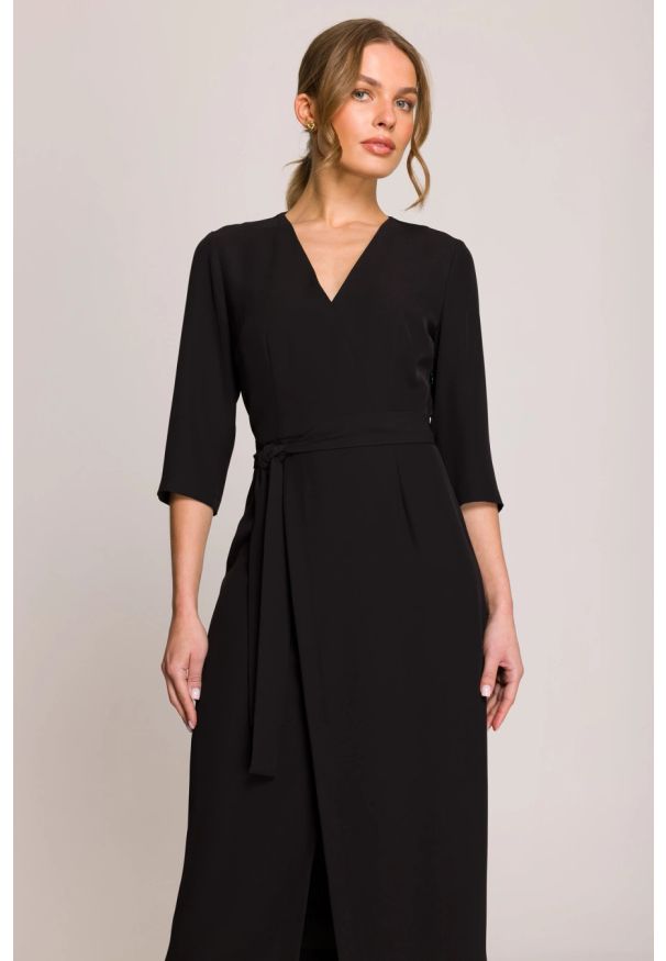 Stylove - Elegancka sukienka midi z dekoltem V i rozcięciem czarna. Okazja: na spotkanie biznesowe. Typ kołnierza: typu klepsydra, dekolt w kształcie V. Kolekcja: dla wysokich. Kolor: niebieski, czarny, różowy. Wzór: gładki. Typ sukienki: kopertowe. Materiał: tkanina, satyna, guma, elastan. Styl: elegancki. Długość: midi