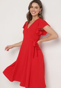 Born2be - Czerwona Rozkloszowana Sukienka Kopertowa z Wiązaniem w Talii Dannila. Kolor: czerwony. Wzór: aplikacja. Typ sukienki: kopertowe #7