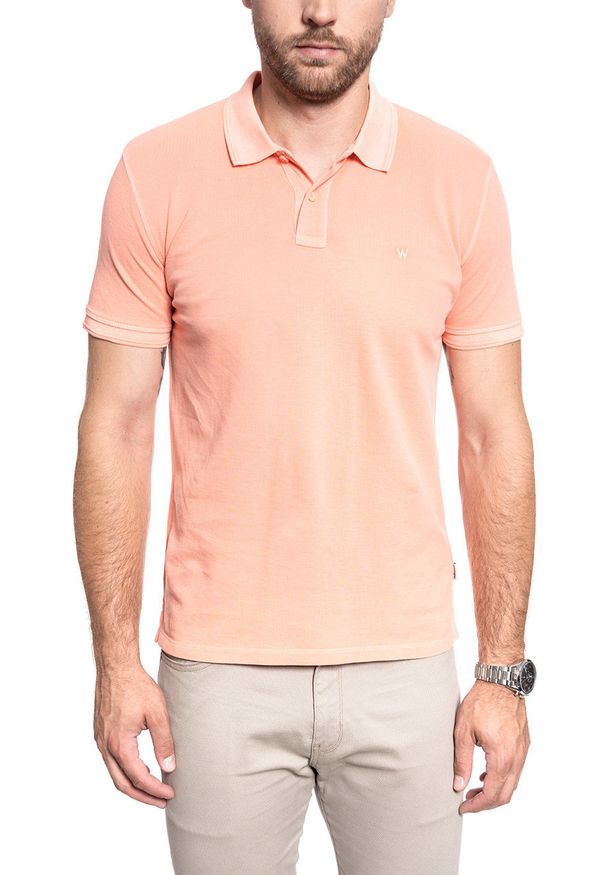 Wrangler - MĘSKA KOSZULKA POLO WRANGLER SS OVERDYE POLO MELON ORANGE W7F4KQA04 112131803. Typ kołnierza: polo