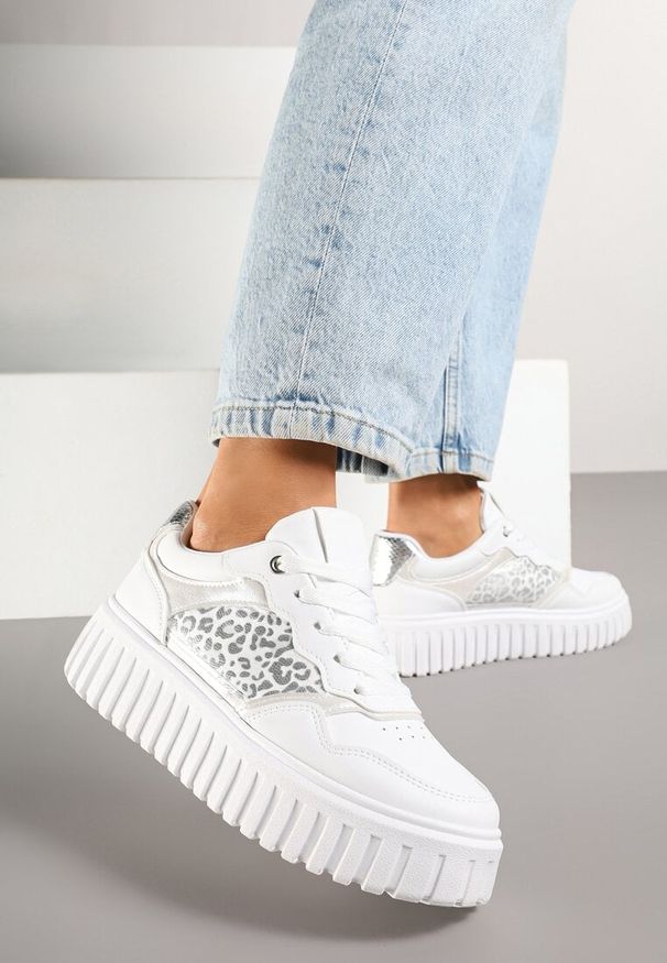 Renee - Białe Sneakersy na Platformie z Tłoczeniem Ozdobione Panterką i Perforacją Udivaya. Okazja: na co dzień. Nosek buta: okrągły. Zapięcie: sznurówki. Kolor: biały. Materiał: jeans. Wzór: aplikacja, motyw zwierzęcy. Sezon: lato, wiosna. Obcas: na platformie