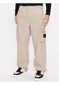 Calvin Klein Jeans Spodnie materiałowe J30J324444 Beżowy Relaxed Fit. Kolor: beżowy. Materiał: bawełna