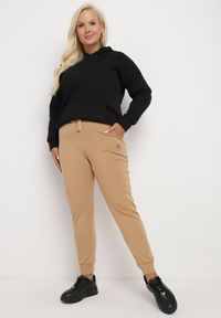 Born2be - Beżowe Klasyczne Spodnie Dresowe o Kroju Joggerów Lerive. Okazja: na co dzień. Kolor: beżowy. Materiał: dresówka. Styl: klasyczny