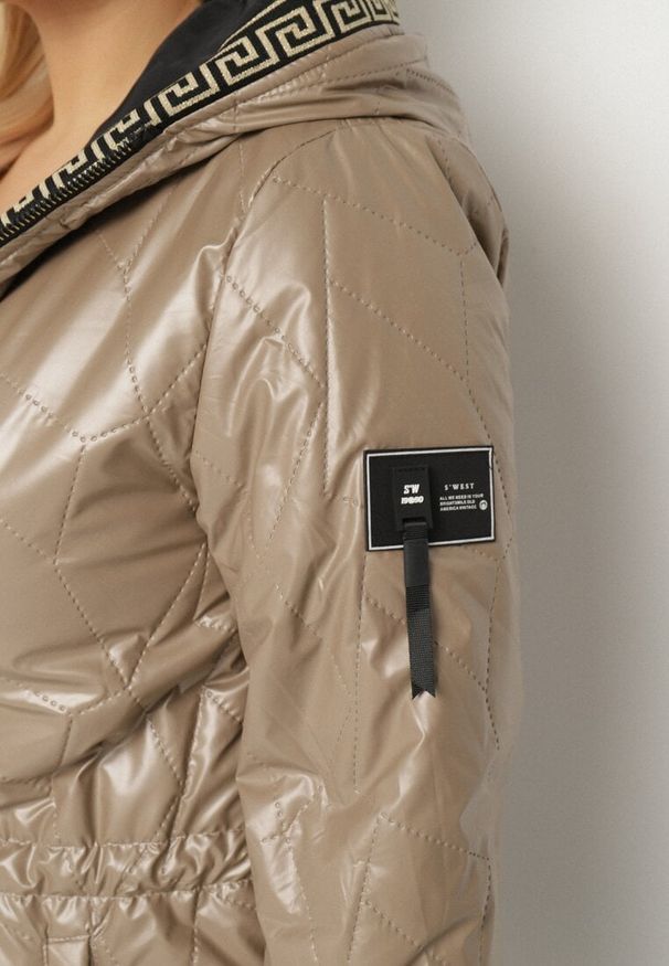 Born2be - Brązowa Kurtka Pikowana Parka z Nieodpinanym Kapturem Oferra. Kolekcja: plus size. Kolor: brązowy