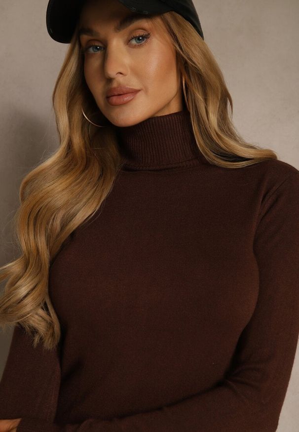 Renee - Brązowy Golf z Bawełną w Klasycznym Stylu Reiredia. Typ kołnierza: golf. Kolor: brązowy. Materiał: bawełna. Styl: klasyczny