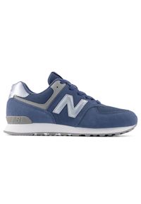 Buty dziecięce New Balance G5749QK – niebieskie. Okazja: na co dzień, na uczelnię. Kolor: niebieski. Materiał: zamsz, syntetyk, materiał. Szerokość cholewki: normalna. Model: New Balance 574. Sport: turystyka piesza #1
