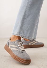 Born2be - Ciemnoszare Zamszowe Sneakersy w Stylu Kultowych Tenisówek ze Skórzaną Wkładką Berosele. Okazja: na co dzień. Kolor: szary. Materiał: zamsz, skóra #1