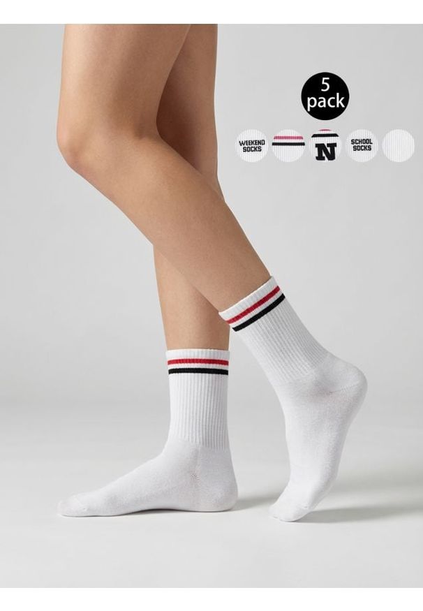 Sinsay - Zestaw białych skarpetek z napisami i paskami 5 pack - wielobarwny. Kolor: biały. Wzór: napisy