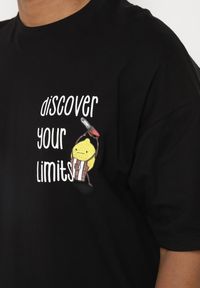 Born2be - Czarna Bawełniana Koszulka T-shirt z Krótkim Rękawem z Nadrukiem na Plecach i Przodzie Civia. Okazja: na spotkanie biznesowe, do pracy, na co dzień. Kolor: czarny. Materiał: bawełna. Długość rękawa: krótki rękaw. Długość: krótkie. Wzór: nadruk. Styl: klasyczny, biznesowy, casual