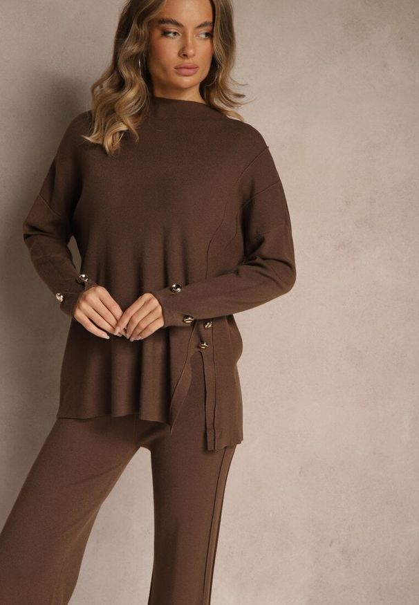 Renee - Brązowy Komplet z Dzianiny z Wiskozą Spodnie i Sweter z Ozdobnymi Guzikami Unarea. Kolor: brązowy. Materiał: wiskoza, dzianina. Wzór: aplikacja