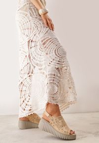 Born2be - Ciemnobeżowe Sandały VICES na Koturnie z Ażurowymi Wycięciami w Kwiaty Salaphis. Okazja: na co dzień. Zapięcie: rzepy. Kolor: beżowy. Materiał: len. Wzór: kwiaty, ażurowy. Sezon: lato. Obcas: na koturnie. Styl: casual #1