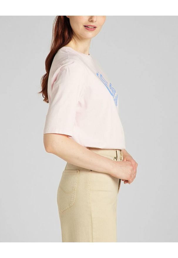 Lee - LEE HALF SLEEVE TEE DAMSKI T-SHIRT KOSZULKA NADRUK LOGO PALE LILAC L41ZEPSU 112140063. Wzór: nadruk