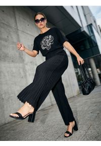 Sinsay - Bawełniana koszulka z haftem - czarny. Kolor: czarny. Materiał: bawełna. Wzór: haft #1