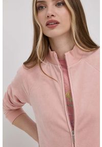 Guess bluza damska kolor różowy gładka. Okazja: na co dzień. Kolor: różowy. Materiał: dzianina. Długość rękawa: raglanowy rękaw. Wzór: gładki. Styl: casual