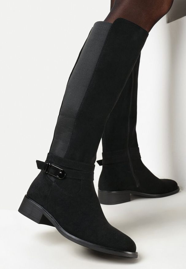 Born2be - Czarne Kozaki Muszkieterki z Ozdobnym Paskiem Vambra. Zapięcie: pasek. Kolor: czarny