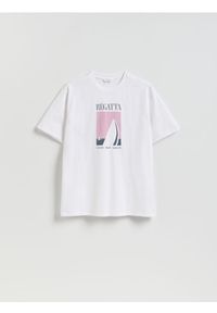 Reserved - T-shirt regular z nadrukiem - biały. Kolor: biały. Materiał: dzianina, bawełna. Wzór: nadruk #1