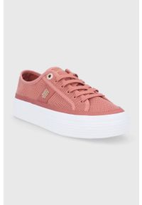 TOMMY HILFIGER - Tommy Hilfiger Tenisówki damskie kolor różowy. Nosek buta: okrągły. Zapięcie: sznurówki. Kolor: różowy. Materiał: guma. Obcas: na platformie #5