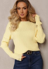 Renee - Żółty Sweter z Tłoczeniami o Klasycznym Fasonie Sigune. Kolor: żółty. Wzór: jednolity. Sezon: jesień, zima. Styl: klasyczny #1