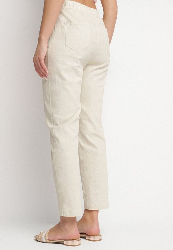 Born2be - Ciemnobeżowe Bawełniane Spodnie z Wiązaniem Galtebis. Okazja: na co dzień. Kolor: beżowy. Materiał: bawełna. Styl: elegancki, casual