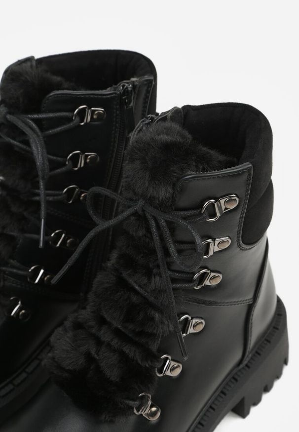 Born2be - Czarne Causualowe Trapery Zdobione Futerkiem na Języku Charnas. Nosek buta: okrągły. Zapięcie: zamek. Kolor: czarny. Wzór: aplikacja. Materiał: futro. Sezon: zima. Obcas: na obcasie. Styl: klasyczny. Wysokość obcasa: niski