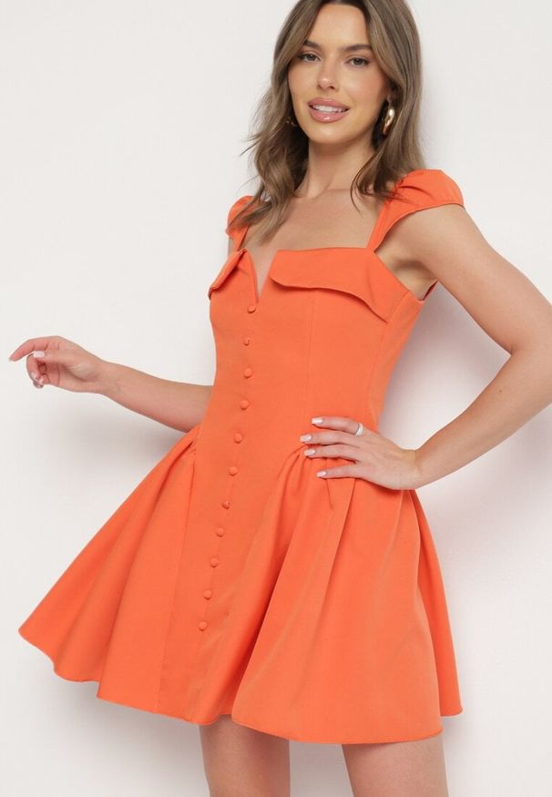 Born2be - Pomarańczowa Rozkloszowana Sukienka z Ozdobnym Dekoltem i Guzikami Salasesia. Okazja: na co dzień. Typ kołnierza: dekolt kwadratowy. Kolor: pomarańczowy. Styl: elegancki, casual
