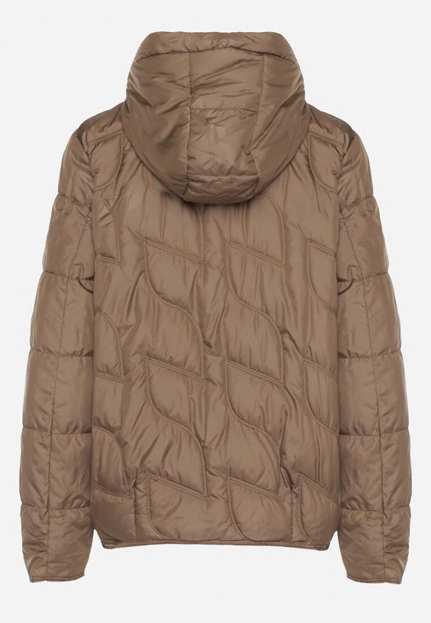 Born2be - Brązowa Przejściowa Kurtka z Oryginalnym Pikowaniem i Kapturem Aruvitte. Okazja: na co dzień, na spacer. Kolor: brązowy. Materiał: jeans, poliester. Styl: casual